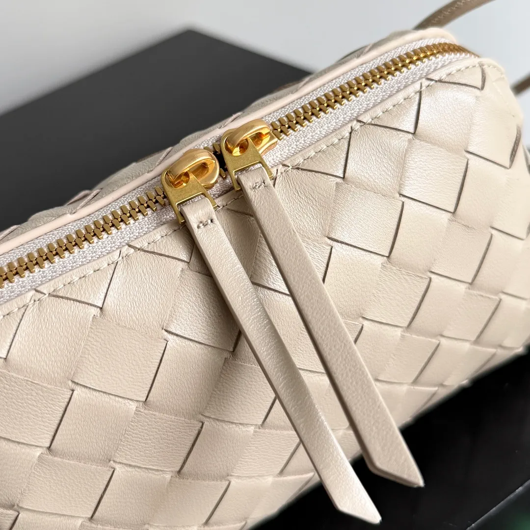 Batch 1260 BV new mini bag ceiling Bottegaveneta new Concert Pouch bag is small and has a large capacity. It can hold a Pro max mobile phone. The shoulder strap is adjustable for cross-body carry. It is very cost-effective when carried on one shoulder. The latest small bag in autumn has a lot of capacity. It can hold 4 short clips. I also tried it and it can hold one of my fists. It is cute, the capacity is touching and the length of the shoulder strap is adjustable for daily commuting. Full score 10 #bv woven bag Style number: 794258 Size: 18.5*11.5*8.5cm